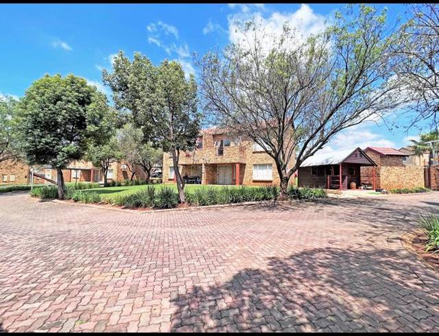 2 BEDROOM APARTMENT FOR SALE IN WILGEHEUWEL